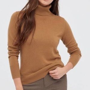Uniqlo 100% cashmere turtleneck sweater